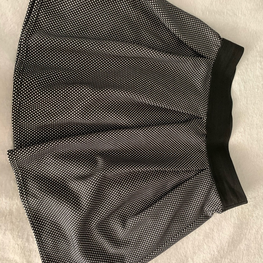 Black & white mini skirt